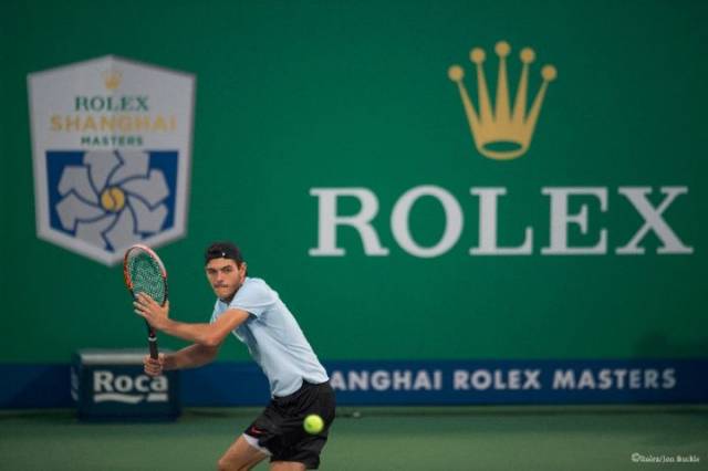 他在任何比 他在任何比